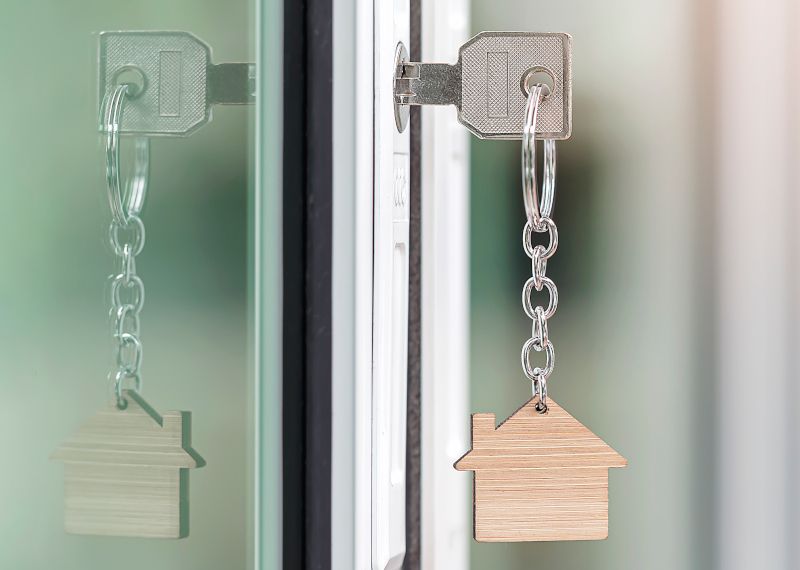 Llaves puestas en una cerradura de una puerta. Cerrajería.