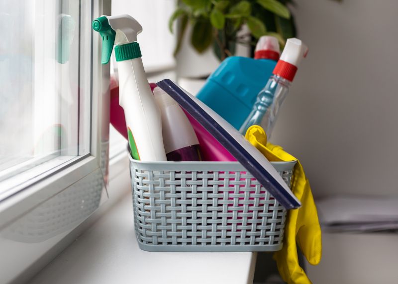 Productos de droguería. Cesta con productos y accesorios de limpieza.