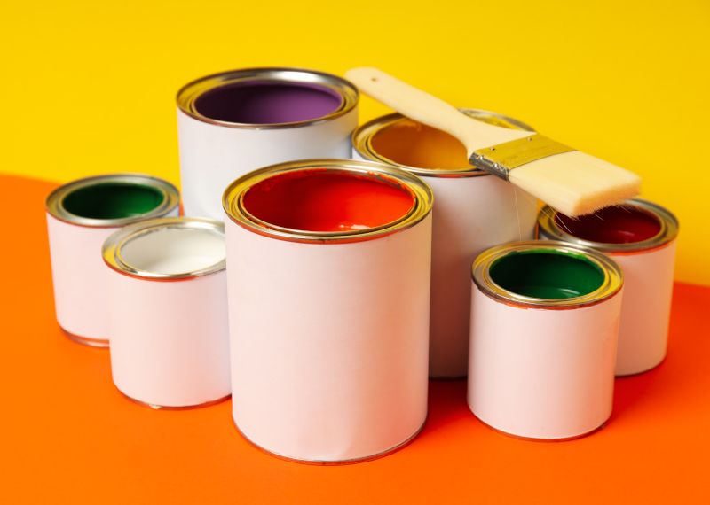 Botes de pintura de diferentes colores.